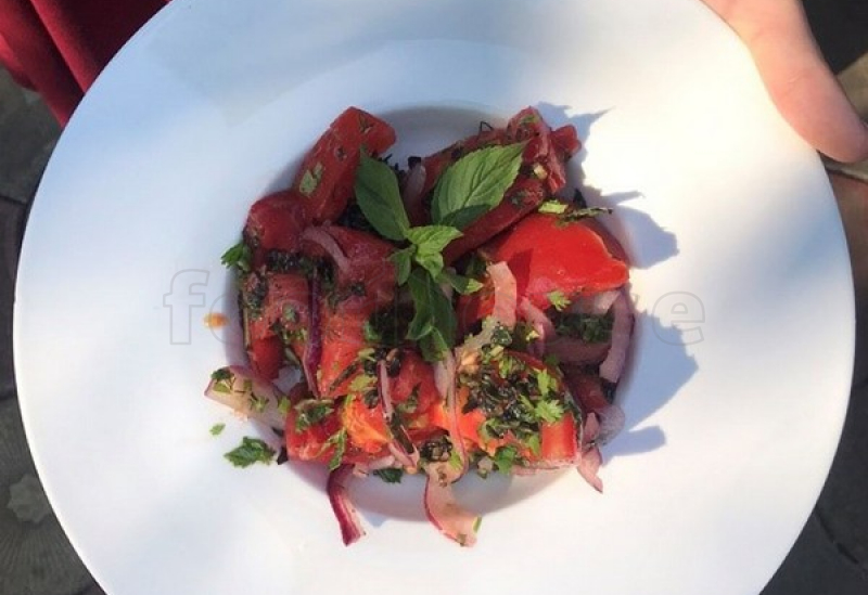 salat_iz_pomidor_s_myatoy_i_kinzoy.jpg