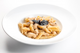 Penne with chicken and mushrooms