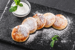 Cheese pancakes with sour cream