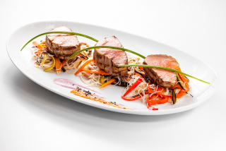 Grilled beef with rice noodles