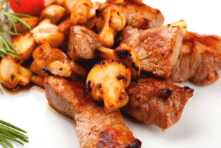 Баранина с шампиньонами и чесноком