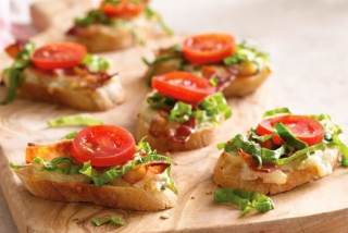Bruschetta with tomato and bacon
