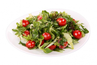 Зеленый салат с помидорами черри
