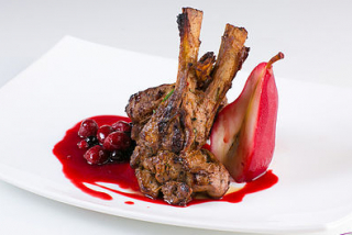 Rack of veal with pears in red wine