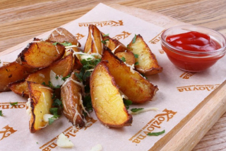 Картофель айдахо с чесноком, зеленью, сыром пармезан и кетчупом