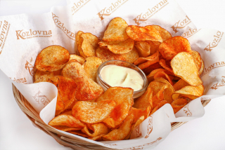 Картофельные чипсы с чесночным соусом