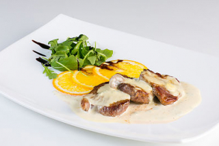 Medallions of veal with gorgonzola sauce