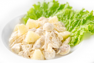Салат с курицей и ананасом 