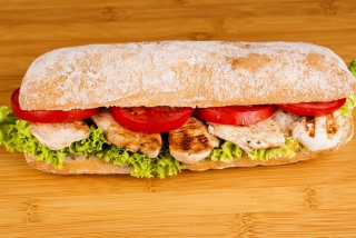 Сэндвич с куриным филе на грилле 