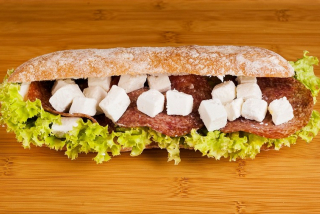 Сэндвич с сыром фета и салями