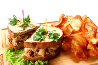 Сэндвич из мяса поросенка с  тушёной капустой, хреном и горчичным соусом