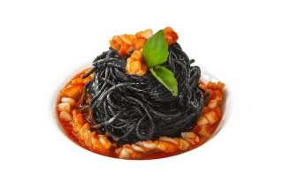 Спагетти с чернилами каракатицы и морепродуктами
