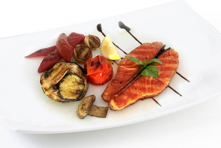 Salmon steak with grilled vegetables