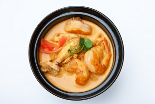 Острый тайский суп с курицей, креветками и кокосовым молоком