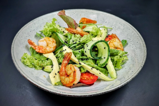 Warm salad with shrimp and arugula
