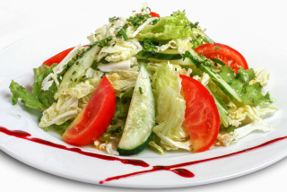"Зеленый" салат с соусом винегрет    