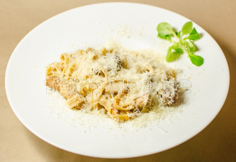 68_fettucine_cu_trio_de_carne_400g.jpg