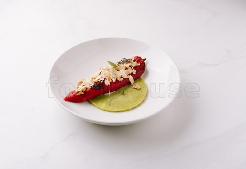 ardei_copt_cu_branza_feta_fulgi_de_migdale_si_avocado.jpg