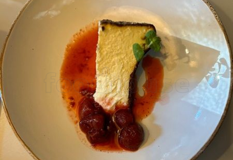 basque_cheesecake_cu_sos_de_capsuna_si_chili.jpg