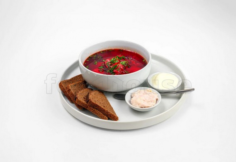 borshch_s_temnym_hlebom_i_smetanoy.jpg