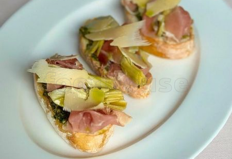 bruschette_cu_anghinare_si_prosciutto.jpg