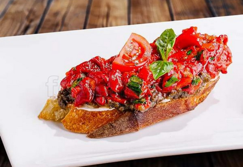 brusketta_s_pechenym_percem_i_tomatami.jpg