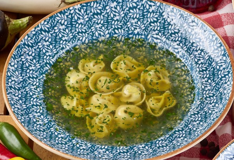 bulion_de_pui_cu_tortellini_330_gr._80_lei.jpg