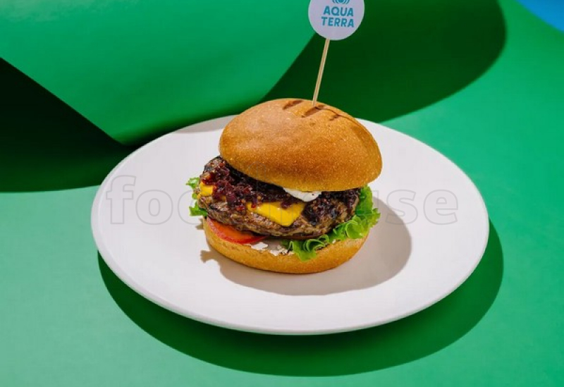 burger_s_govyadinoy_i_karamelizirovannym_lukom.jpg
