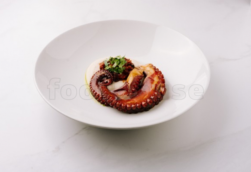 caracatita_cu_crema_de_fasole_si_salsa_de_rosii_cu_masline.jpg