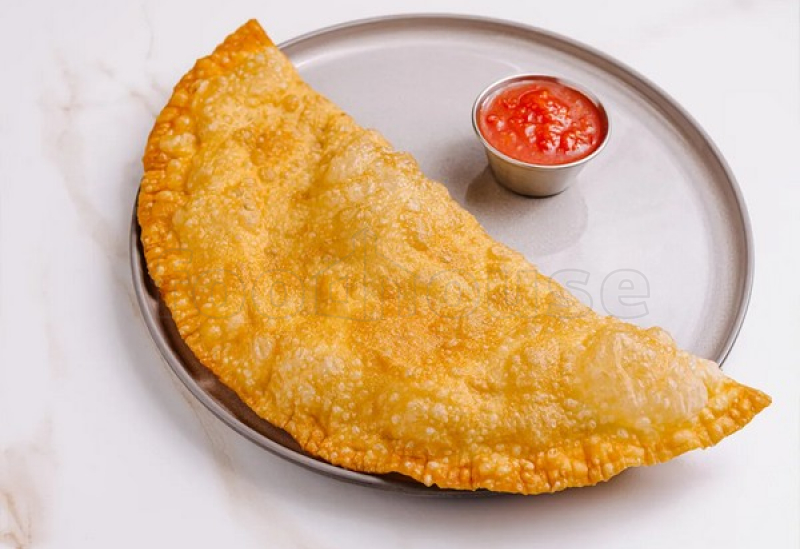 cheburek_s_myasnoy_nachinkoy_i_adzhikoy.jpg