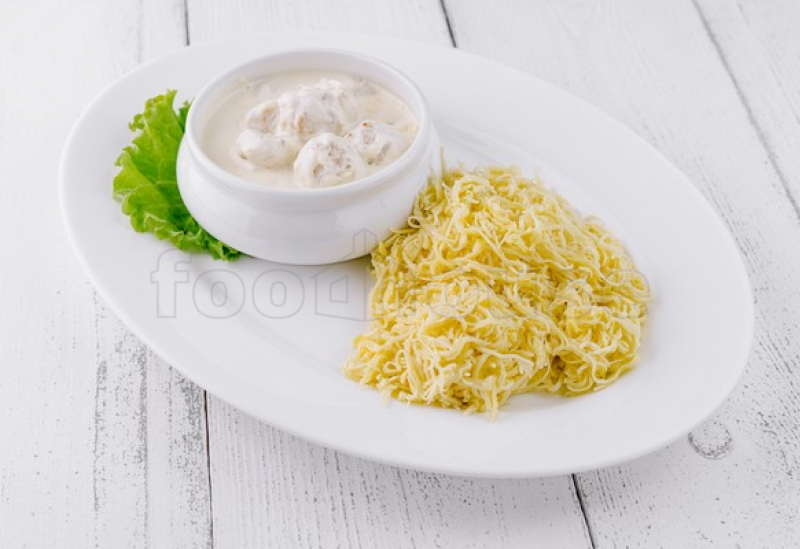 chiftelute_din_file_de_pasare_in_sos_de_frisca.jpg