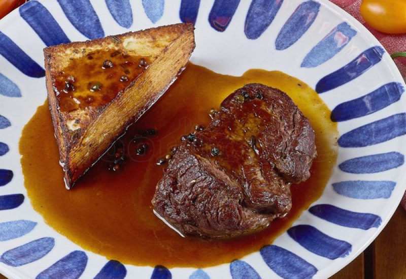 filet_mignon_cu_sos_de_piper_si_graten_de_cartofi_400_gr_410_lei.jpg