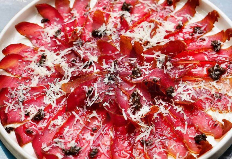 karpachcho_iz_vyalenoy_mramornoy_govyadiny_s_tryufelem_i_parmezanom.jpg