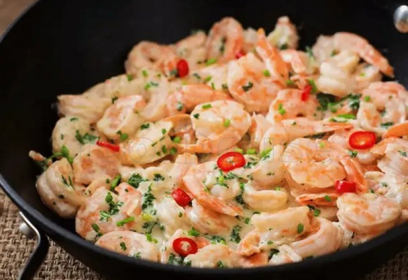 krevetki_obzharennye_v_slivkah_s_parmezanom_ochishchenye_na_hvostike_1kg.jpg