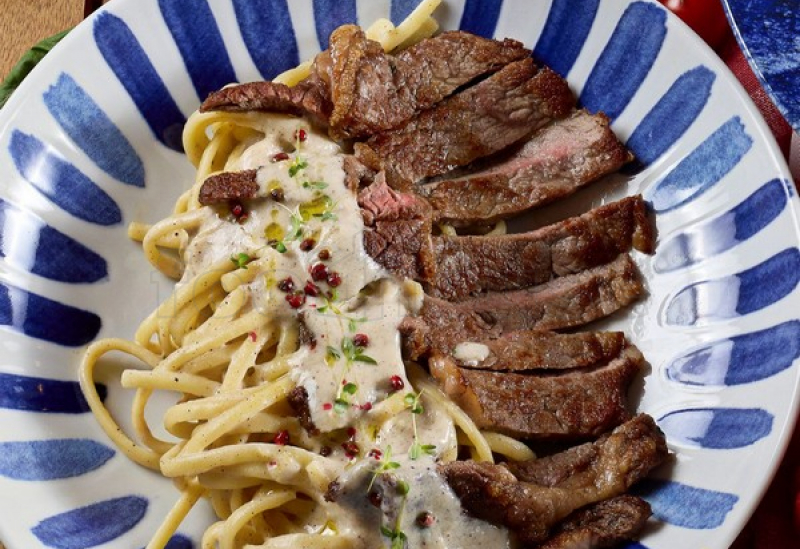 linguine_cu_ribeye_si_sos_de_cascaval_390_gr._310_lei.jpg