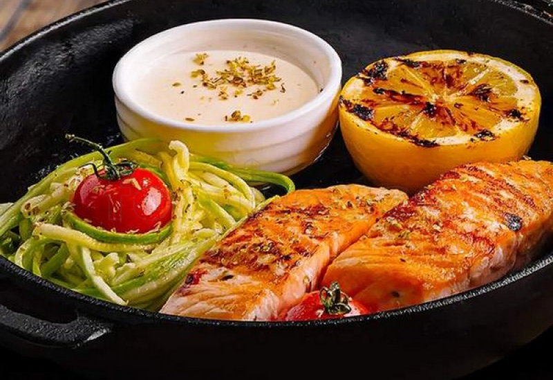 losos_zapechennyy_v_duhovke_v_slivochnom_souse_i_pastoy_iz_cukkini.jpg