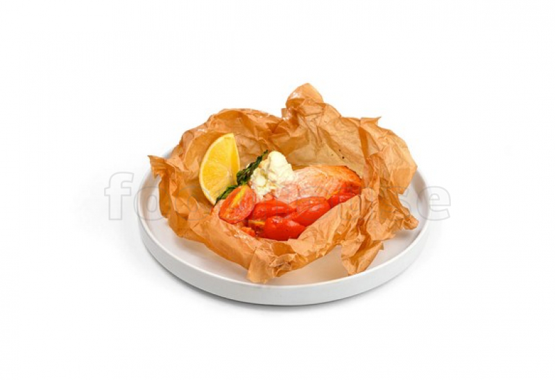 losos_zapechyonnyy_v_pergamente_s_tomatami_i_krem-syrom.jpg