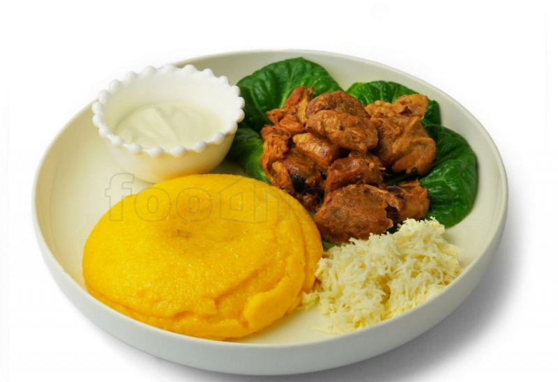 mamaliga_cu_tocanita_de_porc.jpg
