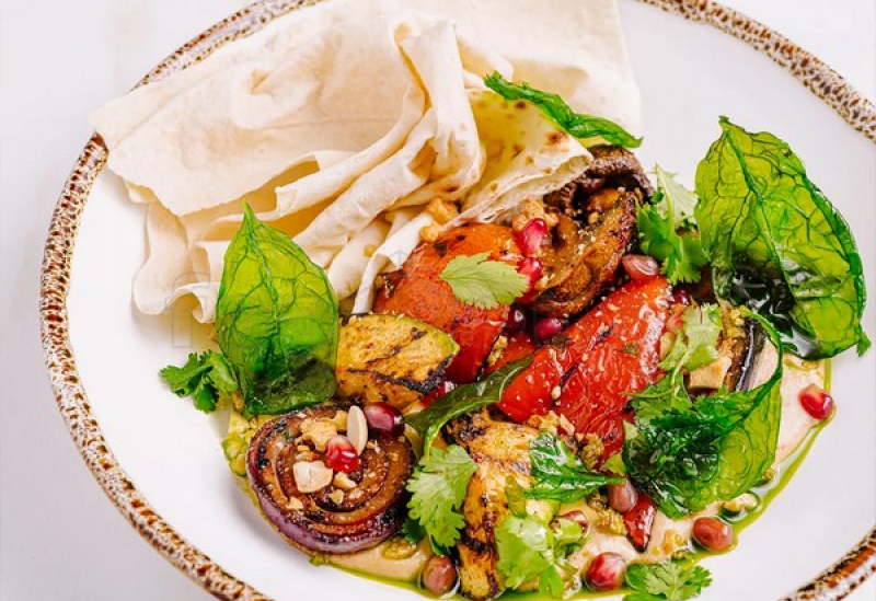 mangal-salat_s_tkemali-humusom.jpg