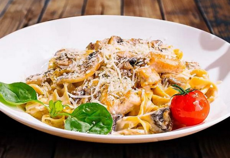 pasta_s_kuricey_i_gribami_v_slivochnom_souse.jpg