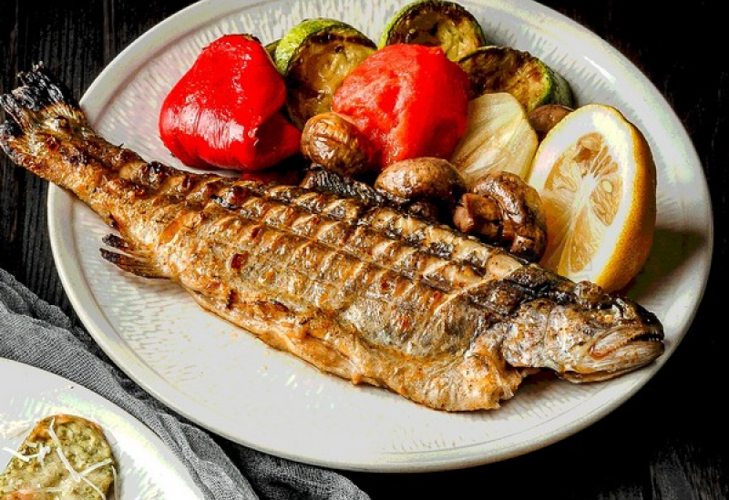 pastrav_la_gratar_cu_legume.jpg