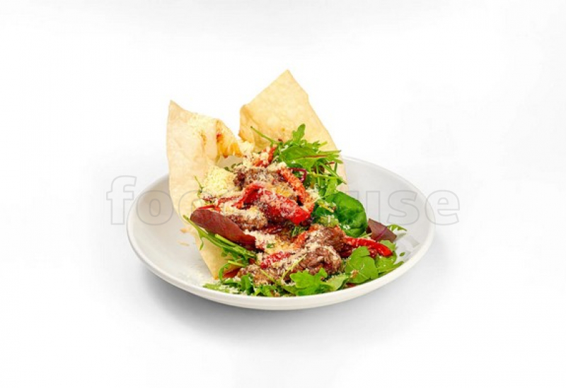 pikantnyy_salat_s_telyatinoy_i_ovoshchami_gril.jpg