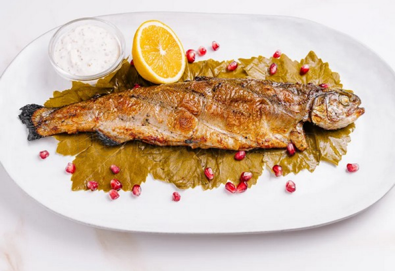 raduzhnaya_forel_na_grile_s_granatovym_sousom.jpg