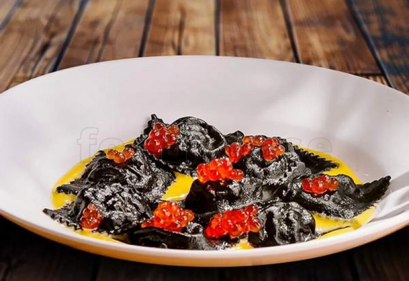 ravioli_s_lososem_pod_gollandskim_sousom_i_krasnoy_ikroy.jpg