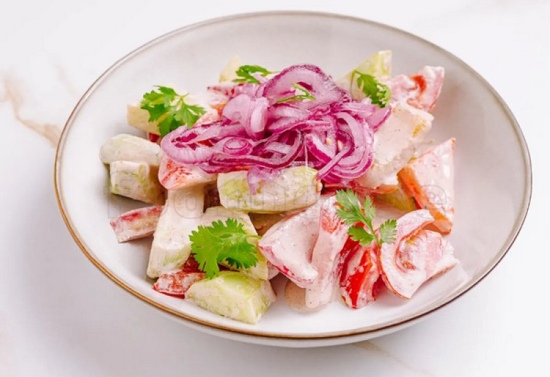 salat_iz_svezhih_ovoshchey_i_zeleni_s_orehovym_sousom.jpg