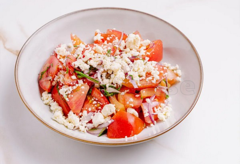 salat_iz_svezhih_tomatov_i_ovechey_brynzy_s_krasnym_lukom_myatoy_i_bazilikom.jpg