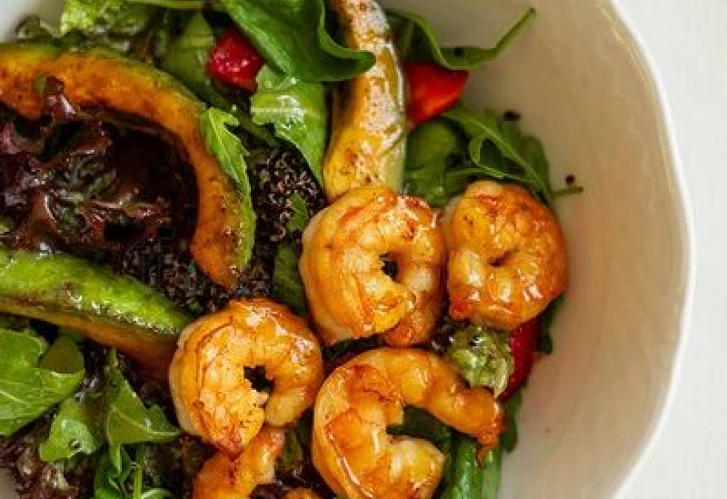 salat_s_avokado-gril_krevetkami_kinoa_i_bobami_edamame.jpg