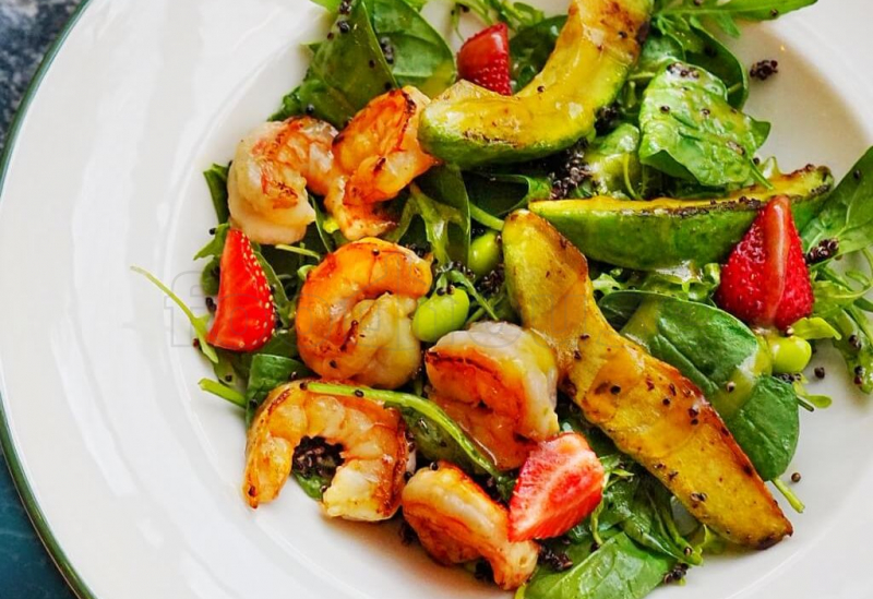 salat_s_avokado-gril_krevetkami_kinoa_i_bobami_edamame.jpg