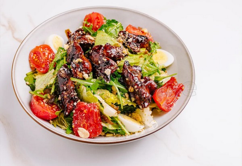 salat_s_kurinoy_pechenyu_v_soevoy_karameli.jpg