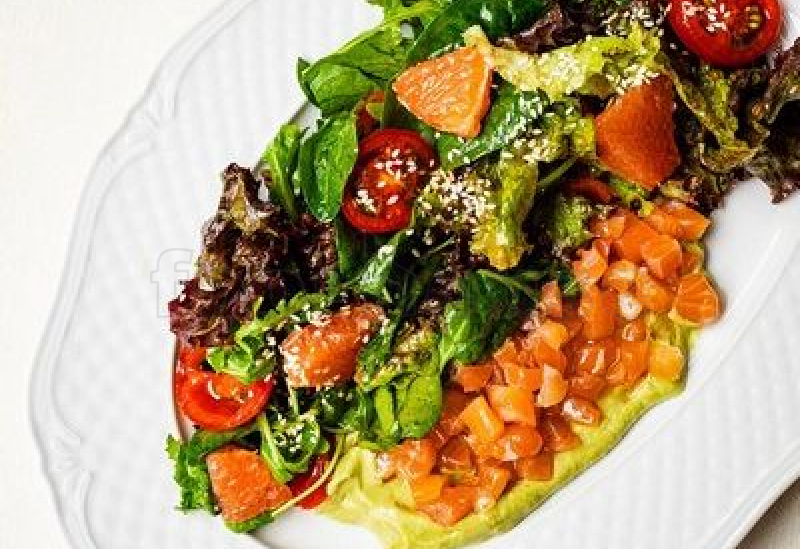 salat_s_lososem_greypfrutom_i_mussom_iz_avokado.jpg